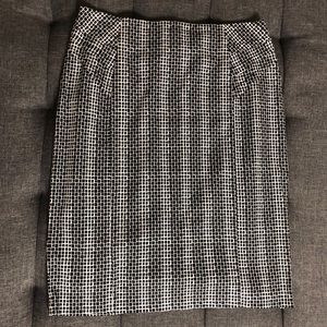 NY&Co Black/White Pattern Pencil Skirt Size 4